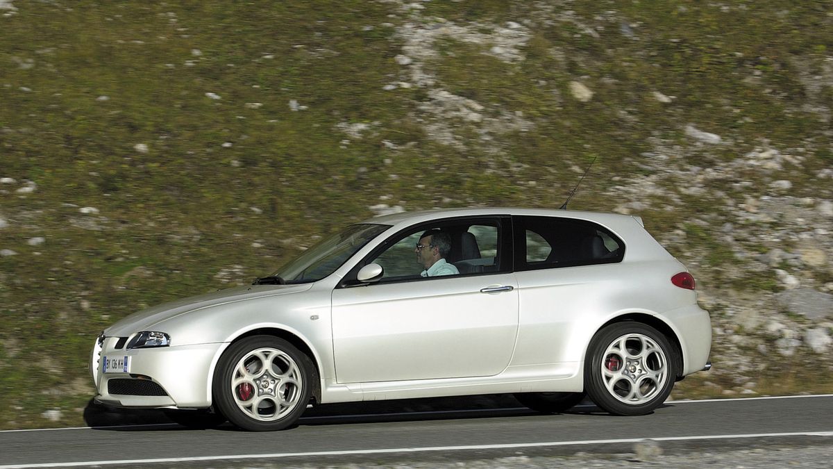 Alfa Romeo 147 GTA wyraźnie drożeje, bo niewiele aut pozostaje na sprzedaż.