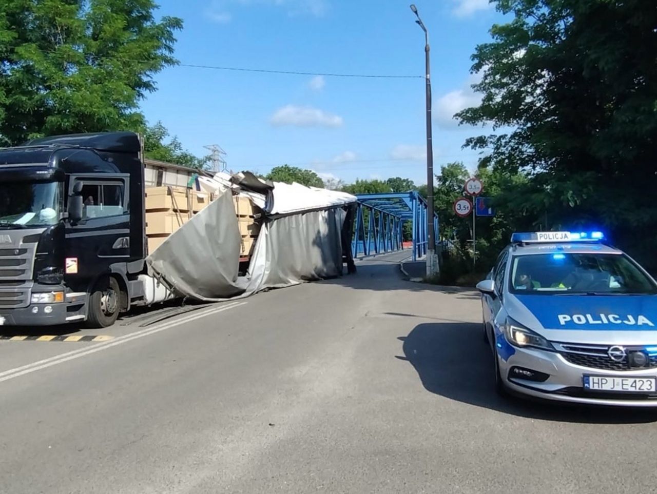 Kędzierzyn-Koźle: Kierowca tira zignorował znaki. Nie zmieścił się pod mostem