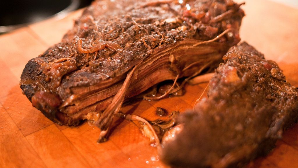 Duszony w całości mostek wołowy (mięso i tłuszcz, II klasa mięsa)