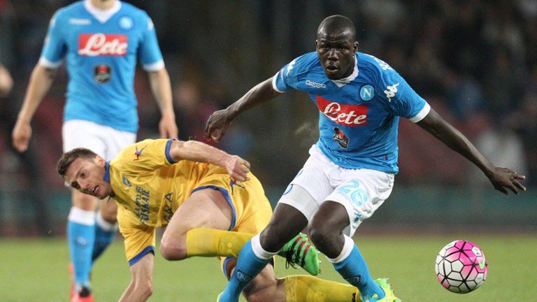 Na pierwszym planie zdjęcia Kalidou Koulibaly