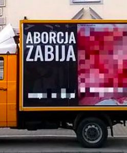 Warszawa. Homofobiczne i antyaborcyjne furgonetki legalne. Prokuratura chce unieważnić uchwałę radnych