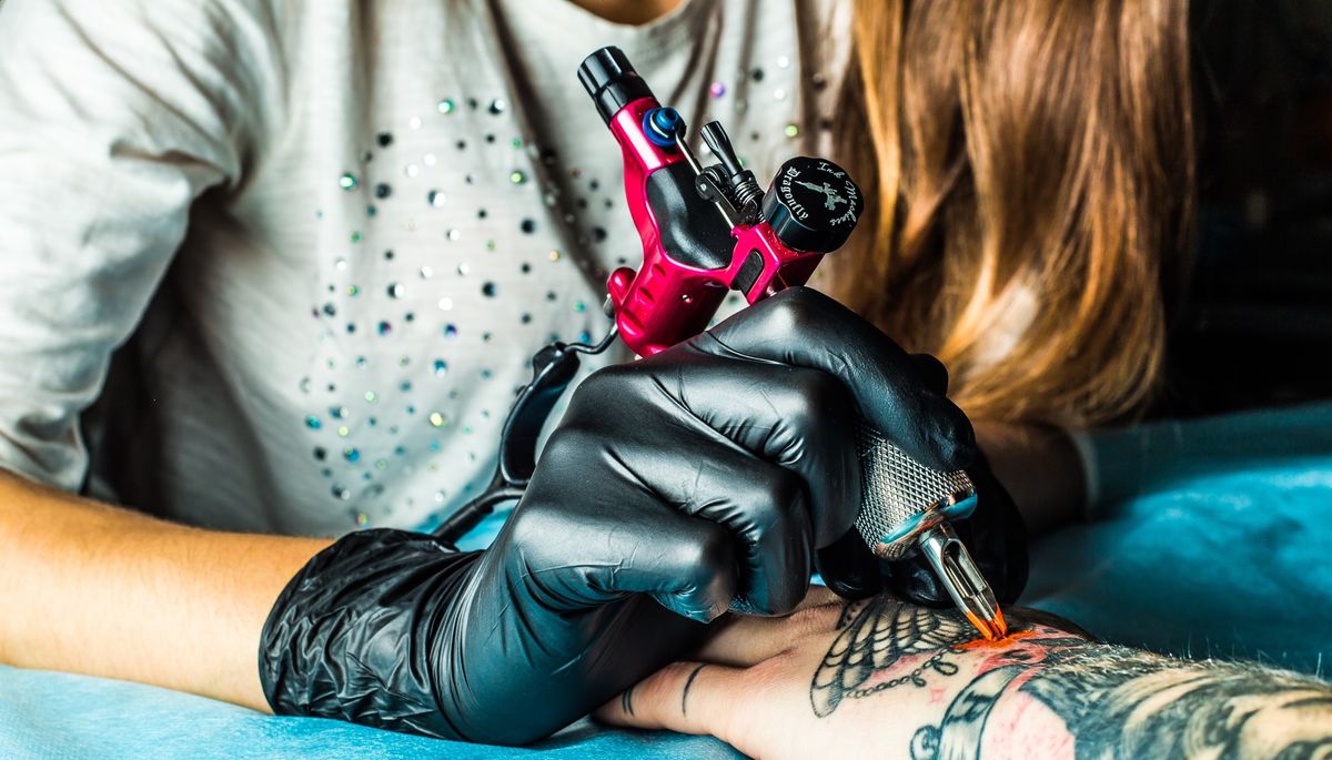 Chcesz sobie zrobić tatuaż? Barwniki są zatrute. Naukowcy znaleźli w nich arsen