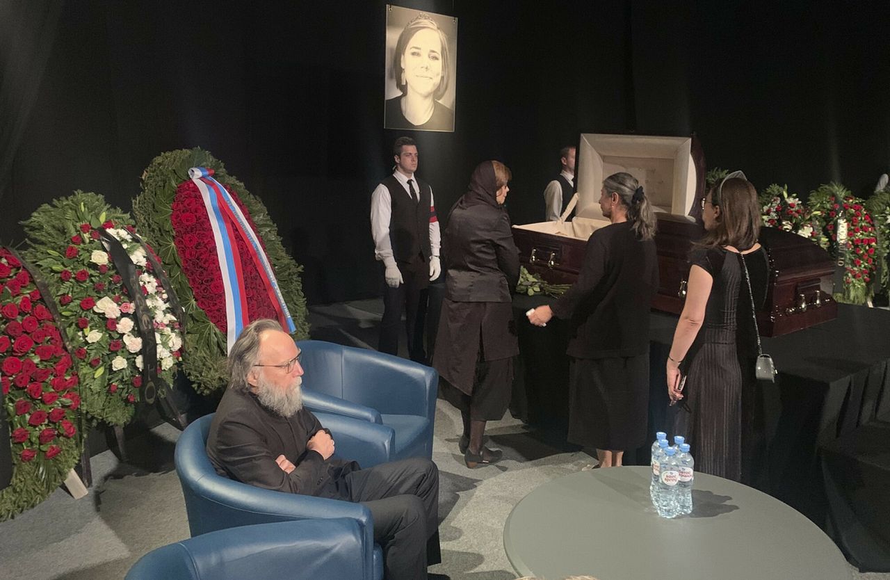 Spekulacje wokół pogrzebu Darii Duginy. "Ani jednego śladu po wybuchu"