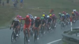 W popłochu szukali schronienia. Niecodzienne sceny na Vuelta a Espana