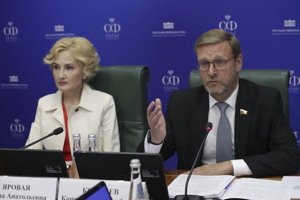 Wiceprzewodnicząca Dumy Państwowej Irina Jarowaja i wiceprzewodniczący Rady Federacji Konstantin Kosaczow