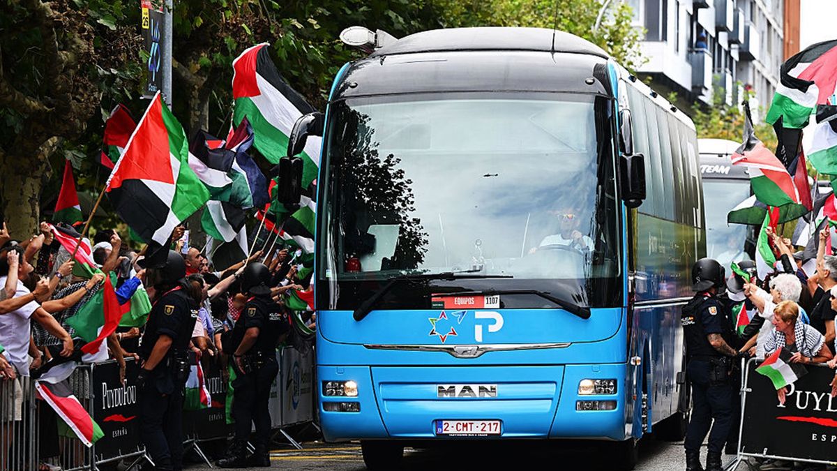 Getty Images / Dario Belingheri / Na zdjęciu autokar kolarzy grupy Israel - Premier Tech