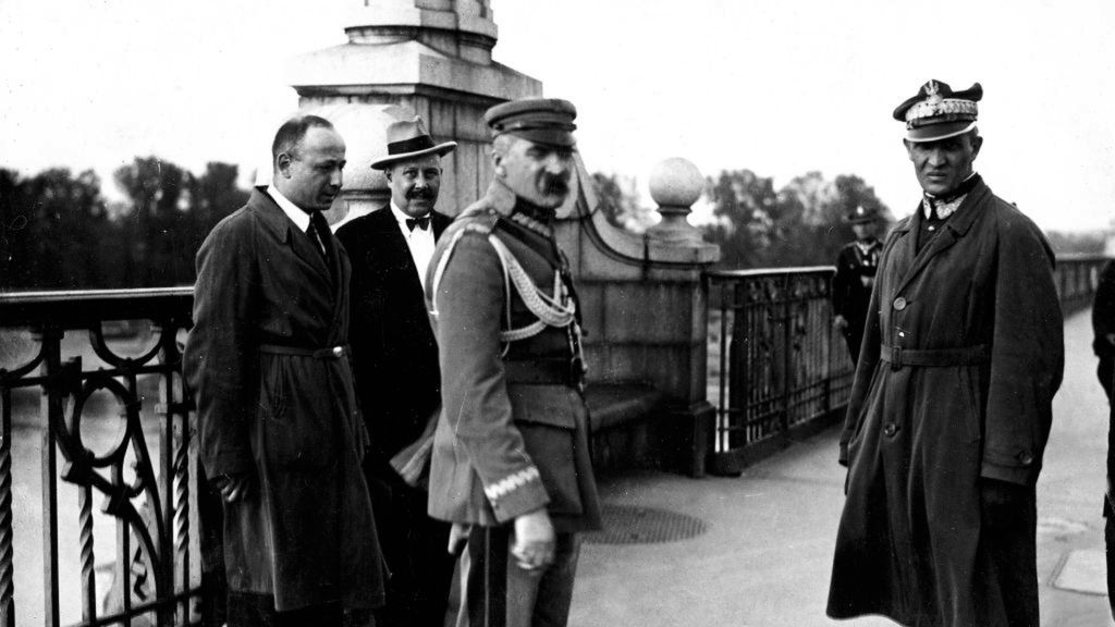 Józef Piłsudski (w środku)
