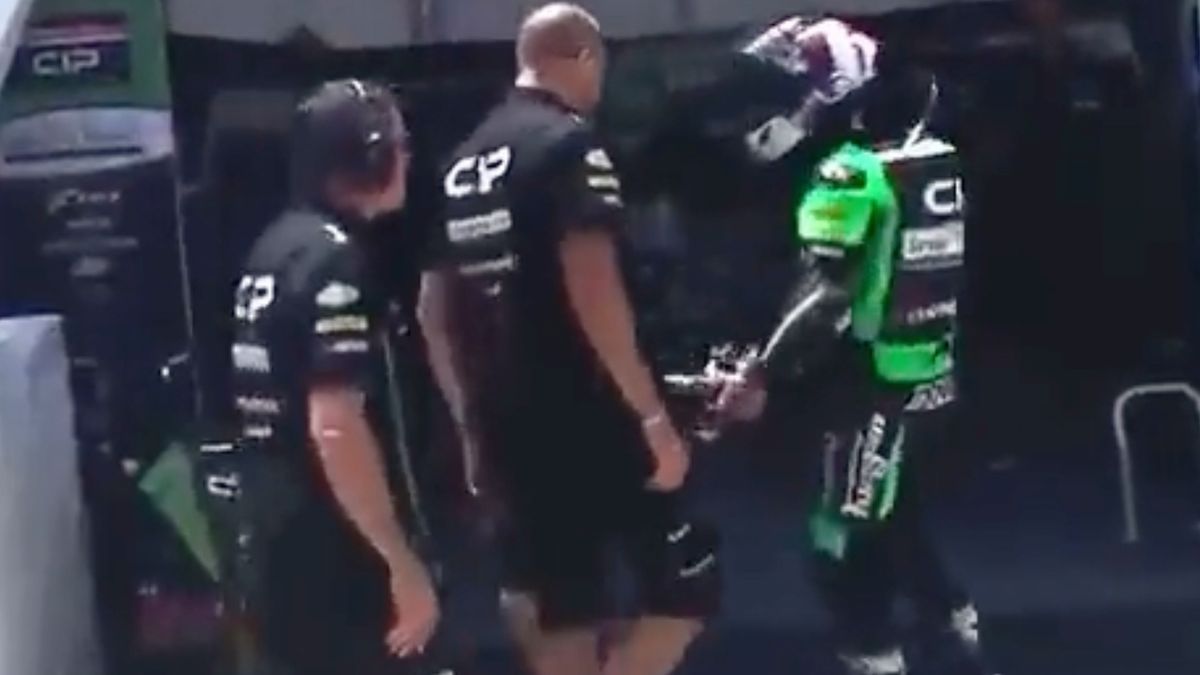  / Na zdjęciu: moment, w którym mechanik atakuje Toma Booth-Amosa