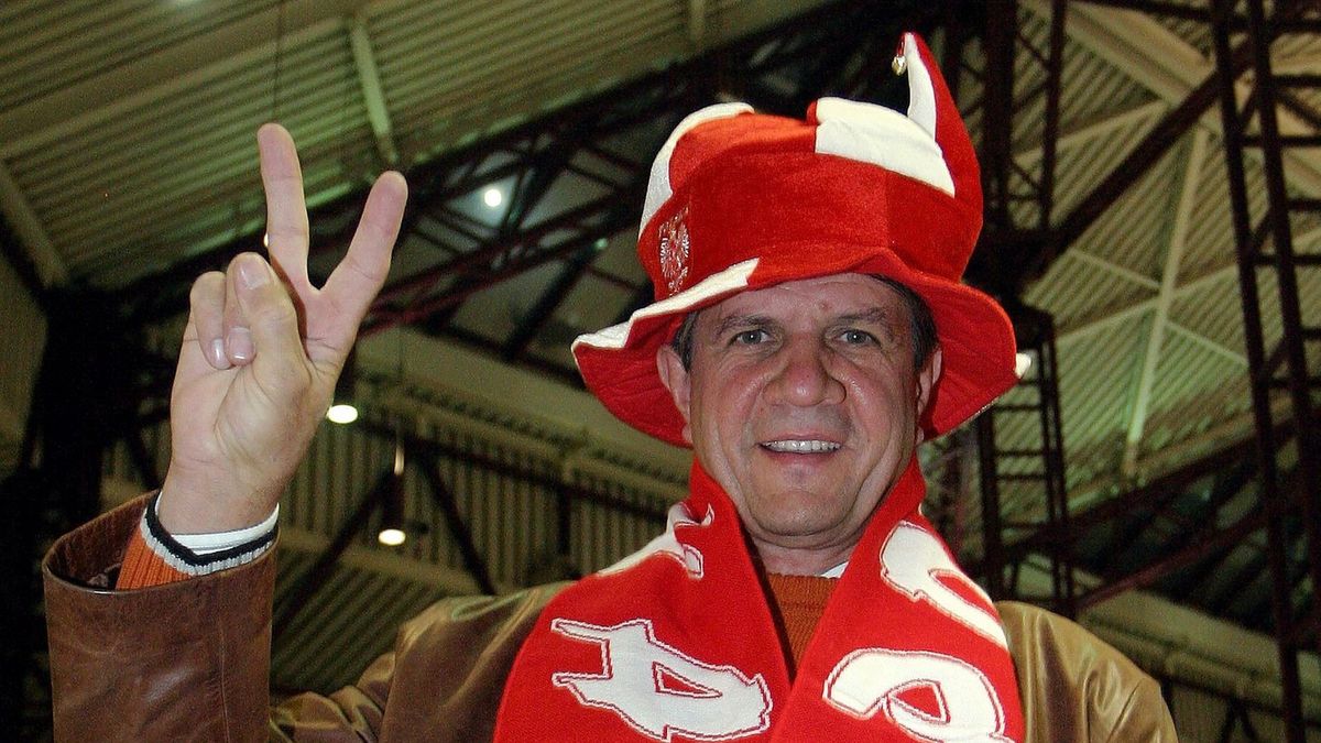 East News / Marci Smulczyński / Zygmunt Chajzer tuż przed wylotem do Japonii - na mistrzostwa świata siatkarzy w 2006 roku