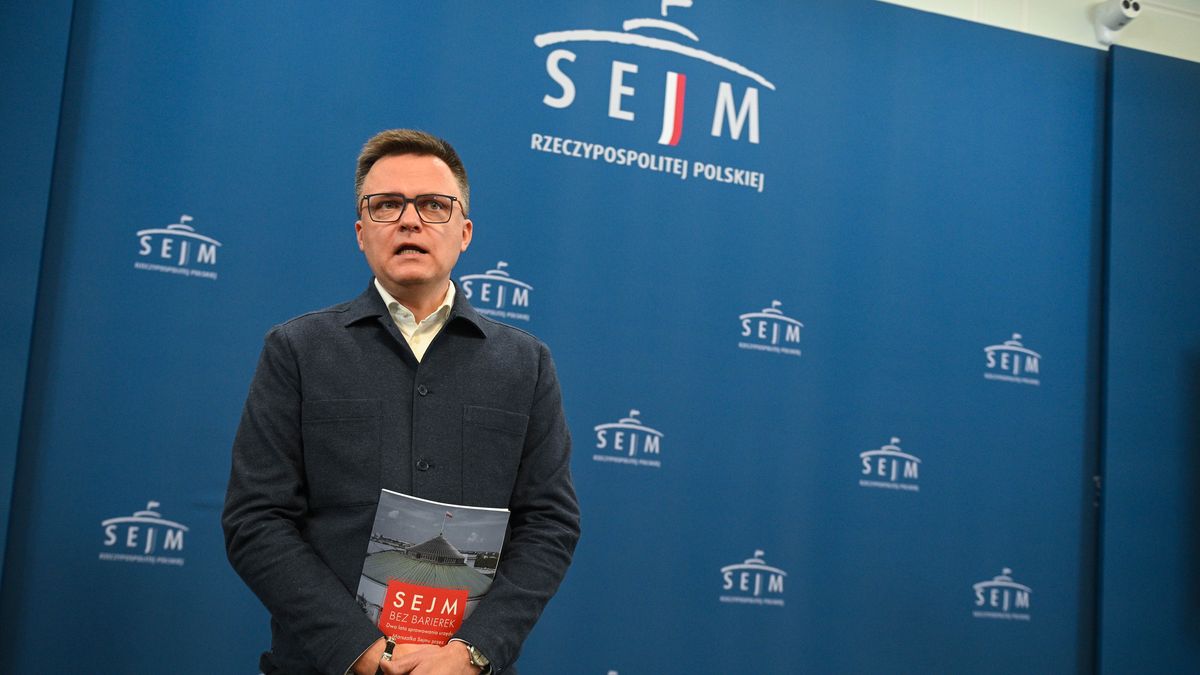 Warszawa, 13.11.2025. Marszałek Sejmu Szymon Hołownia podczas śniadania prasowego, 13 bm. w Sejmie w Warszawie. Sejm opublikował raport ?Sejm bez barierek?, podsumowujący dwa lata sprawowania urzędu przez Szymona Hołownię. Szymon Hołownia ustąpi ze stanowiska zgodnie z umową koalicyjną i koncepcją rotacyjnego pełnienia funkcji marszałka Sejmu. (mr) PAP/Marcin Obara