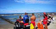 Wypłynął w morze na materacu. Dramat na plaży w Łebie