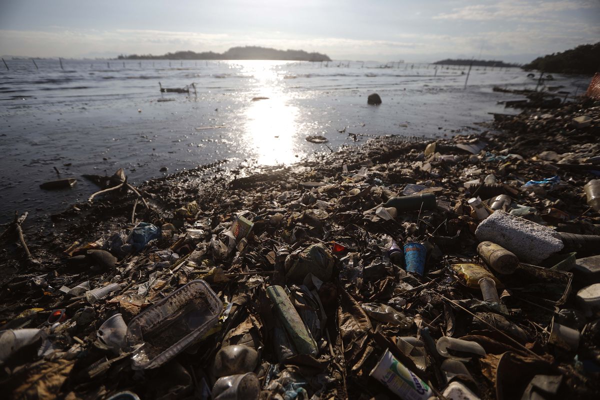 Kiedyś raje, dziś toną w odpadach. 10 najbardziej zanieczyszczonych plaż na świecie