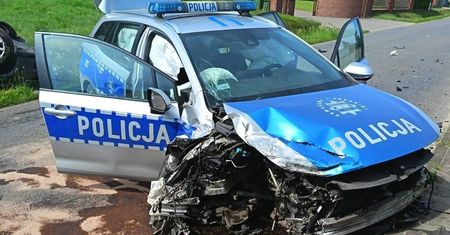Teodorowo: Uciekał przed policją, doprowadził do zderzenia z radiowozem