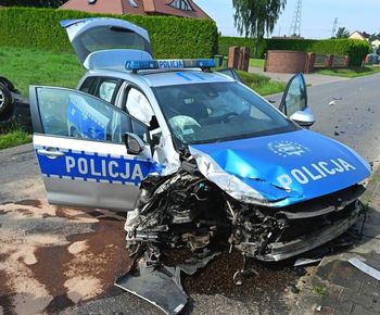 Teodorowo: Uciekał przed policją, doprowadził do zderzenia z radiowozem