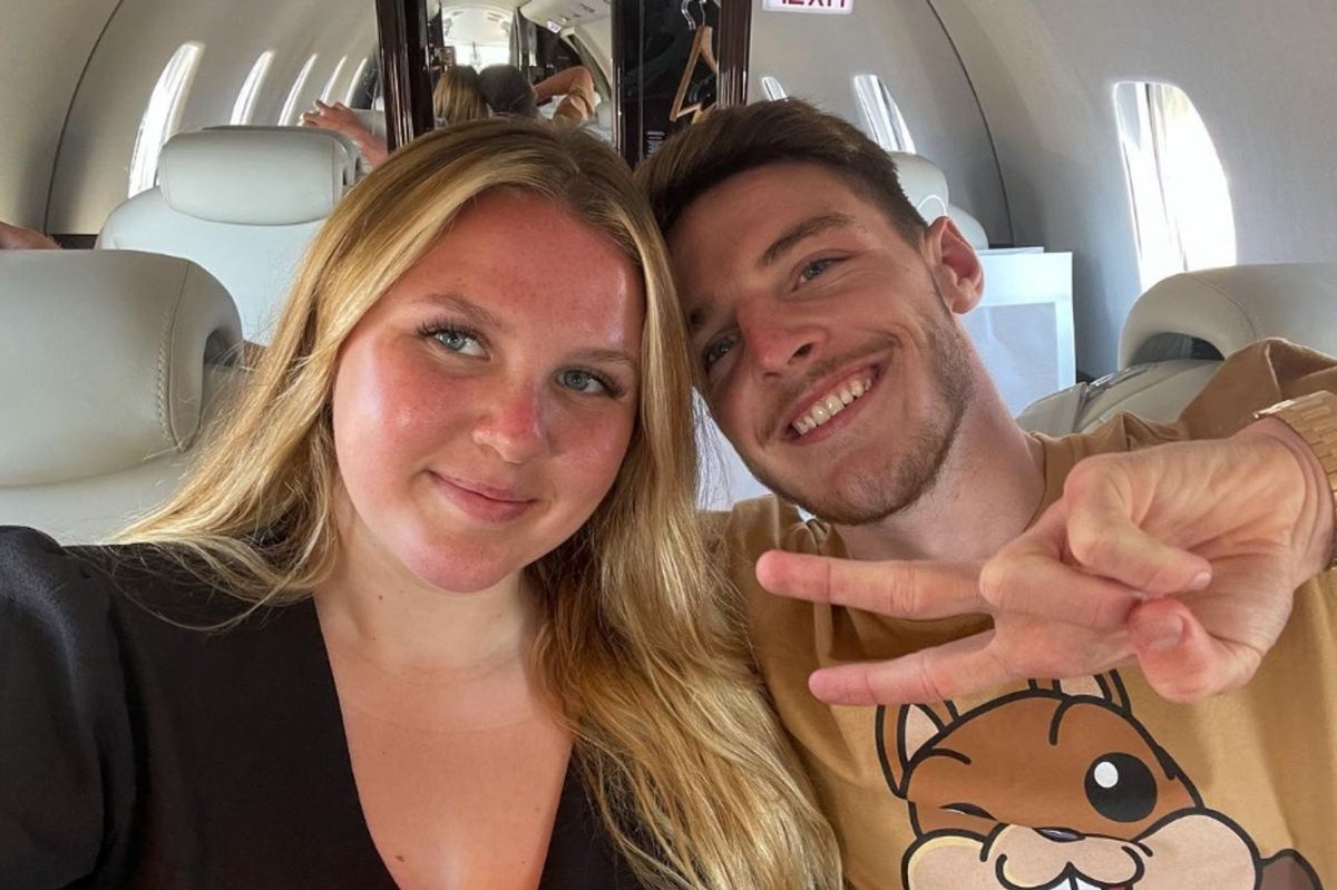 Lauren Fryer and Declan Rice during a plane trip