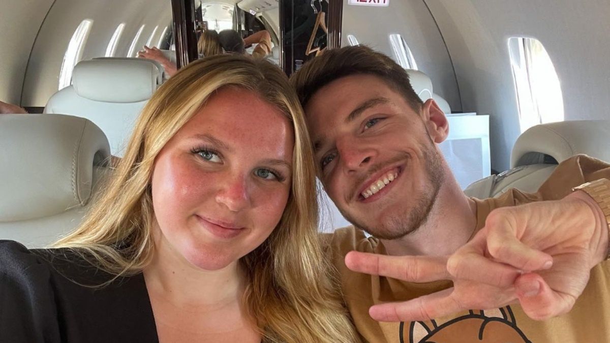 Lauren Fryer i Declan Rice w czasie podróży samolotem