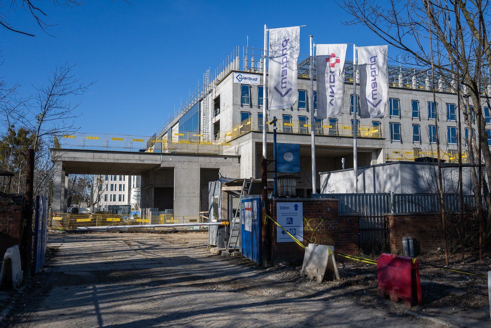 W budynkach połączonych łącznikami zaplanowano także część diagnostyczną, ambulatoryjną, laboratorium oraz aptekę szpitalną.