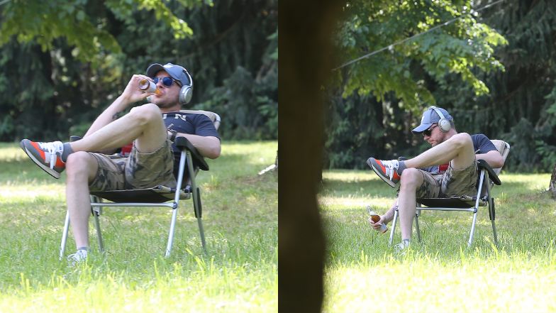 Filip Chajzer relaksuje się w parku