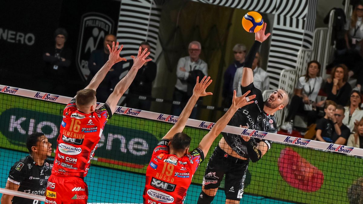 Materiały prasowe / legavolley.it / Na zdjęciu: Kamil Semeniuk w bloku (z numerem 16)