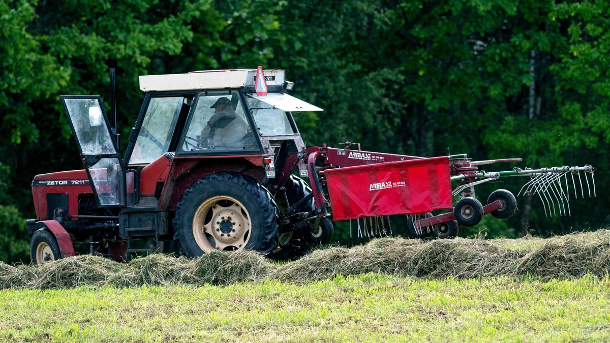 sianokosy
Micha� Zieli�ski
belarka, bele siana, belowanie siana, belownica, ciagnik rolniczy, koszenie trawy, kraj za miastem, maszyna rolnicza, na prowincji, na wsi, pejza� rolniczy, Polska gminna, Polska powiatowa, Polska prowincjonalna, polska wies, praca na wsi, prace rolnicze, prowincja, prowincjonalny, rolnictwo, rolnik, sciana wschodnia, siano, sianokosy, skoszona trawa, Suwalszczyzna, tradycja, tradycyjny, traktor, wiejski, wies, wschodnia Polska, zbelowane siano, zbior siana