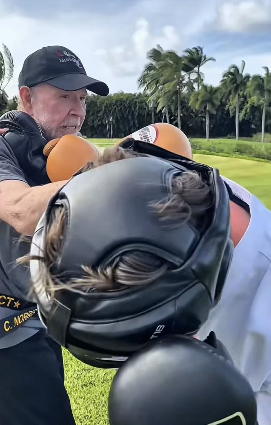 Kadry z ostatniego posta Chucka Norrisa