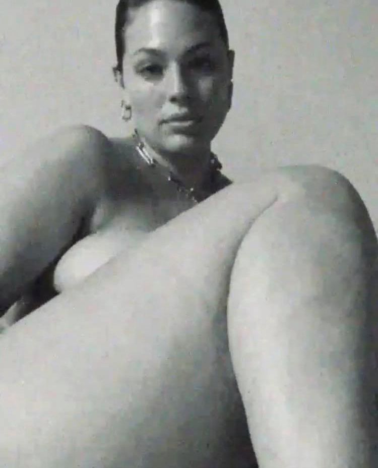 Ashley Graham pokazuje cellulit na udach