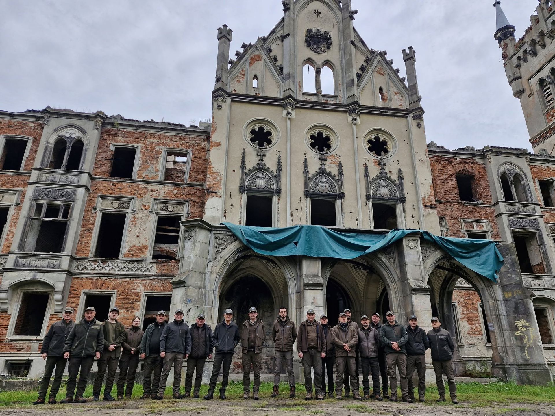 Leśnicy przy słynnym pałacu w Kopicach