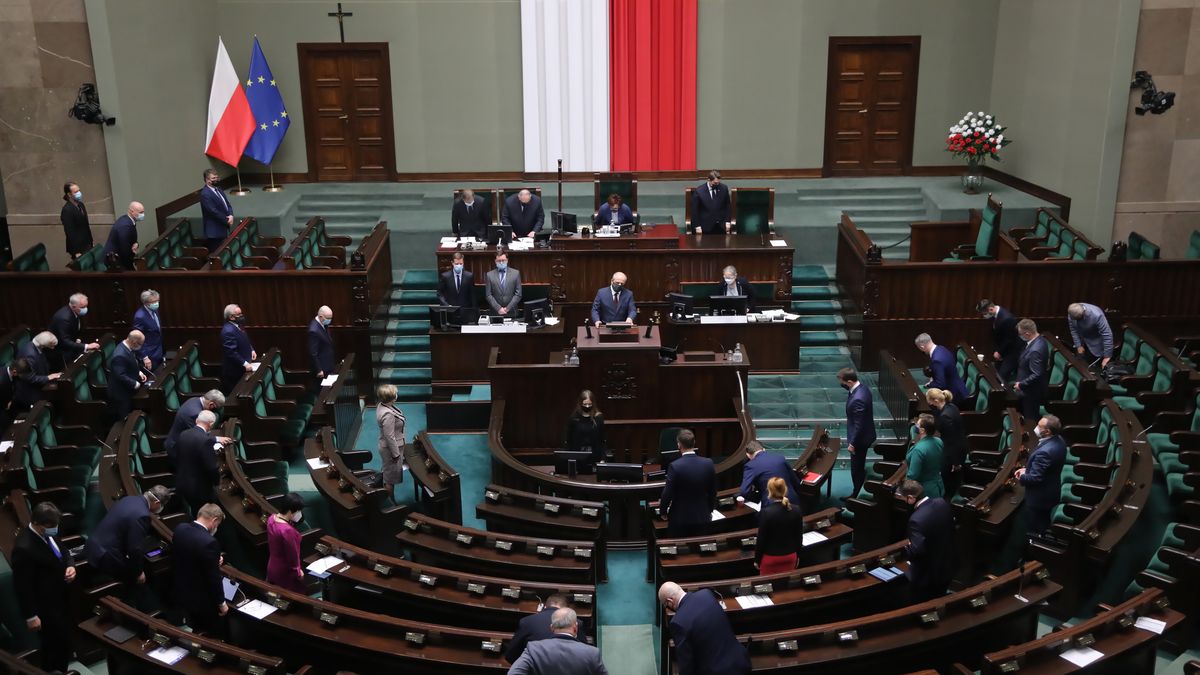 Warszawa, 15.04.2021. Posłowie na sali obrad Sejmu w Warszawie, 15 bm. W drugim dniu posiedzenia Sejm m.in. po raz kolejny spróbuje wybrać nowego Rzecznika Praw Obywatelskich. (kf) PAP/Wojciech Olkuśnik
