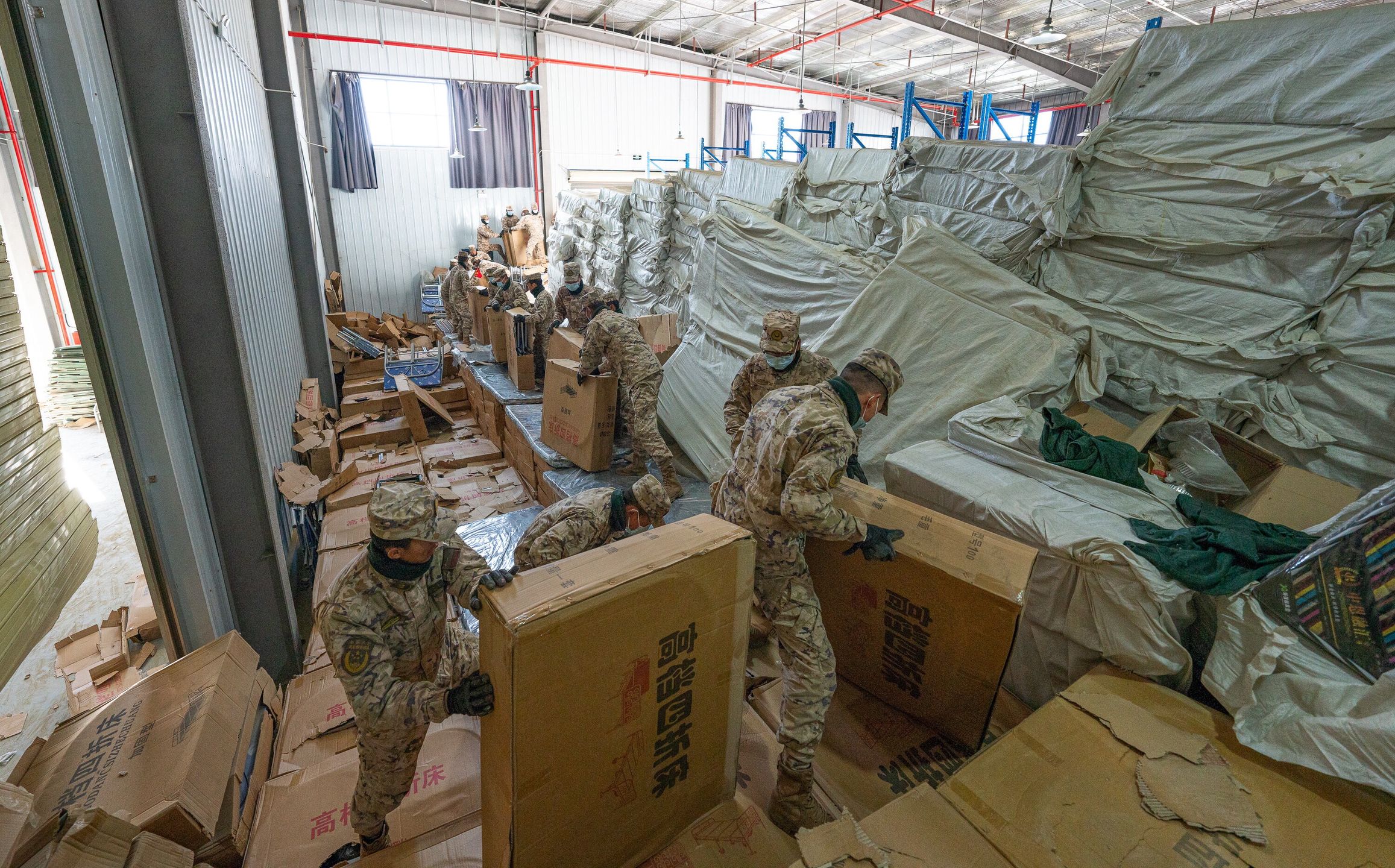 Soldiers of the armed police transfer relief supplies at a warehouse in Xigaze City, southwest China's Xizang Autonomous Region, 08 January 2025. All-out rescue efforts are underway after a 6.8-magnitude earthquake jolted Dingri County in Xigaze City on 07 January. EPA/XINHUA / Tenzin Nyida CHINA OUT / UK AND IRELAND OUT / MANDATORY CREDIT EDITORIAL USE ONLY Dostawca: PAP/EPA.