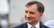 PiS poślizgnął się na gotówce. Opozycja pochwaliła ruch Suwerennej Polski