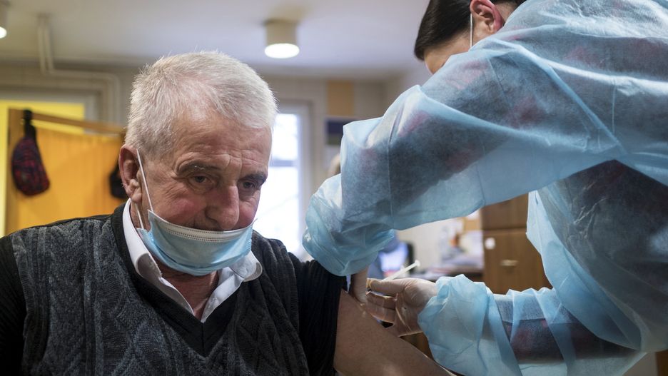 Zaczynają się szczepienia na COVID w grupie seniorów. Na fot. pierwsze zabiegi w Domu Pomocy Społecznej Kombatant w Bytomiu
