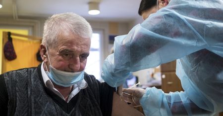 Ruszają szczepienia na COVID. Lekarze: "Możemy szczepić 30 tys. osób dziennie, ale dawek jest mało"