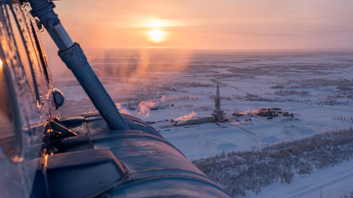 Widok z helikoptera na platformę wiertniczą w Jamalskim Nienieckim Okręgu Autonomicznym w Rosji