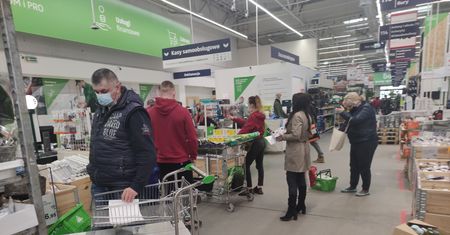 Lockdown i niedziela handlowa. Całodobowe dyskonty, zamieszanie ze sklepami budowlanymi. Niektóre będą otwarte