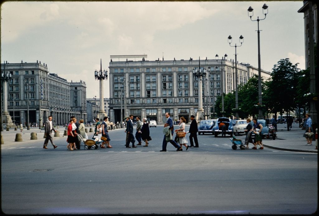 Nostalgiczna Warszawa lat 50. na nieznanych, kolorowych zdjęciach profesora z USA 37