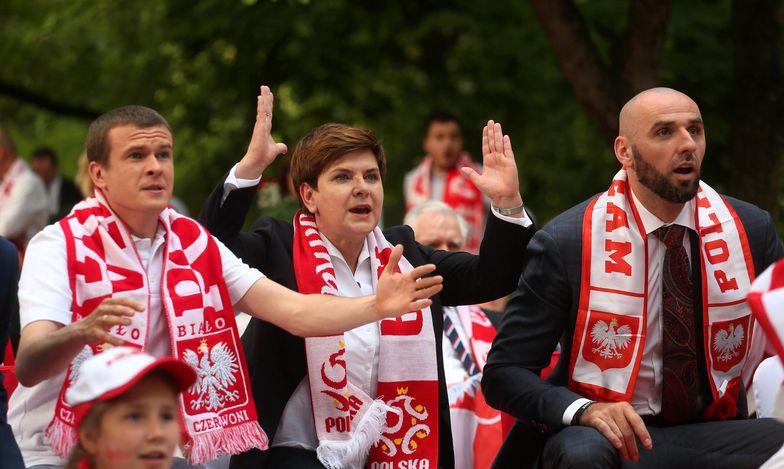 Premier Beata Szydło i minister sportu Witold Bańka podczas oglądania meczu Mistrzostw Europy 2016 Polska-Ukraina