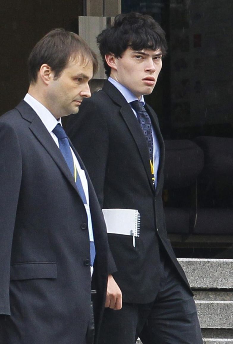 Harvey Humphrey (po prawej), syn oskarżonego. <br> Peter Humphrey z sądu został wyprowadzony innym wyjściem