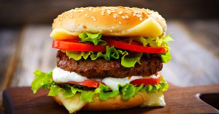Opiekane mrożone burgery z mięsa wołowego