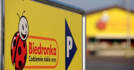 Zarobki w Biedronce. Polska podzielona na strefy A, B i C. Ile rzeczywiście zarabia się na kasie?
