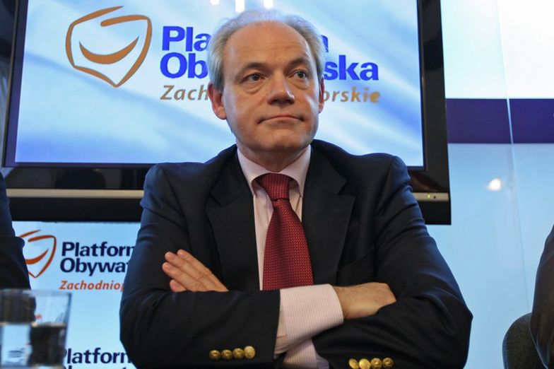 Europosłowie dostają znacznie więcej niż koledzy z Wiejskiej, często również dorabiają na uczelniach