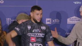 Napięcie sięgało zenitu. Lodowata wymiana spojrzeń przed walką mistrzowską