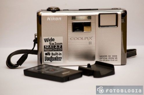 Test: Nikon S1000pj z projektorem