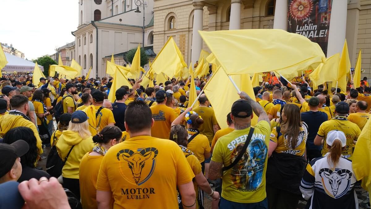 Manifestacja kibiców Orlen Oil Motoru Lublin przed Ratuszem