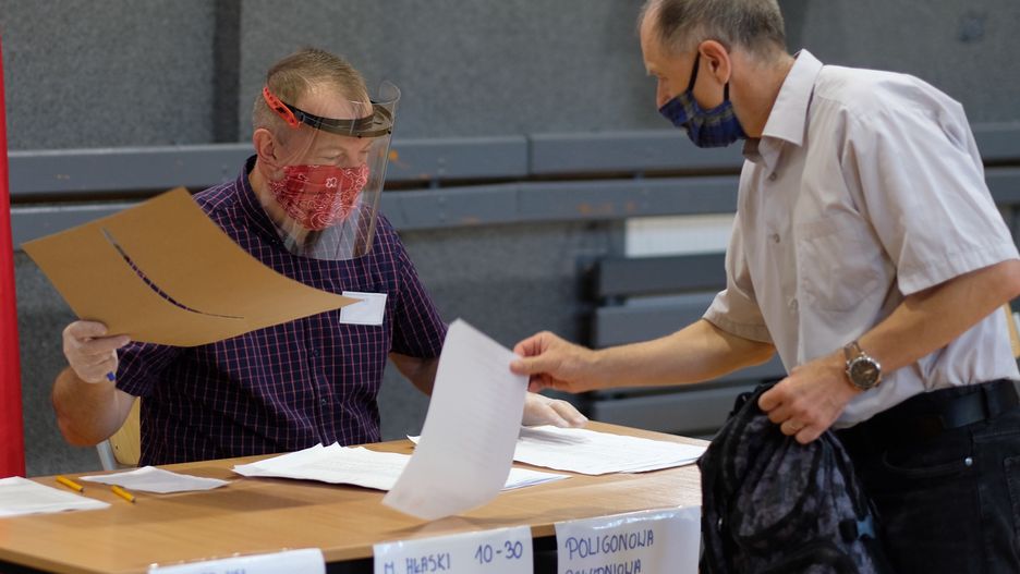 Wybory prezydenckie 2020. Głosowanie w lokalu wyborczym nr 83 w Gliwicach.
