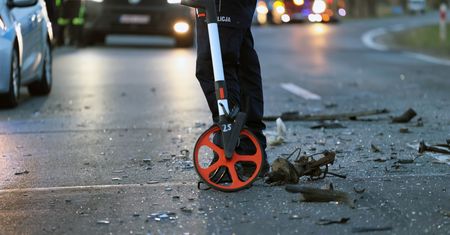 Ostrowiec Świętokrzyski: Potrącenie 33-latki na ul. Polnej. Policja szuka osoby, która jako pierwsza ruszyła z pomocą