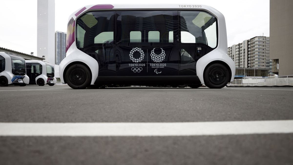 Zdjęcie okładkowe artykułu: Getty Images / Bloomberg/Contributor / Na zdjęciu: autonomiczny autobus na igrzyska olimpijskie i paraolimpijskie w Tokio