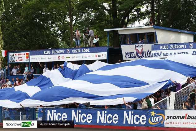 Biało-niebieska flaga na głównej trybunie