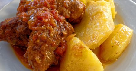 Tak w Grecji robią klopsy. W środku przyprawa znana z deserów, ale tutaj pasuje jak ulał