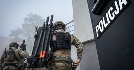 Polacy coraz mniej ufają policji