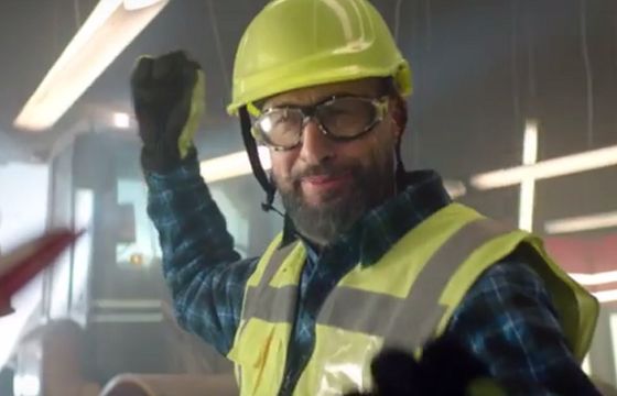 Szymon Majewski jako budowlaniec reklamuje Plus na Kartę (wideo)